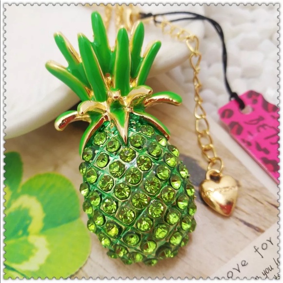 Jewelry - NWT green pineapple 🍍 crystal rhinestone necklace